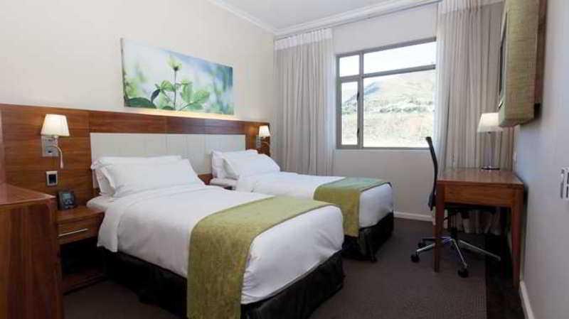 Doubletree By Hilton Cape Town Upper Eastside Hotel Exterior photo